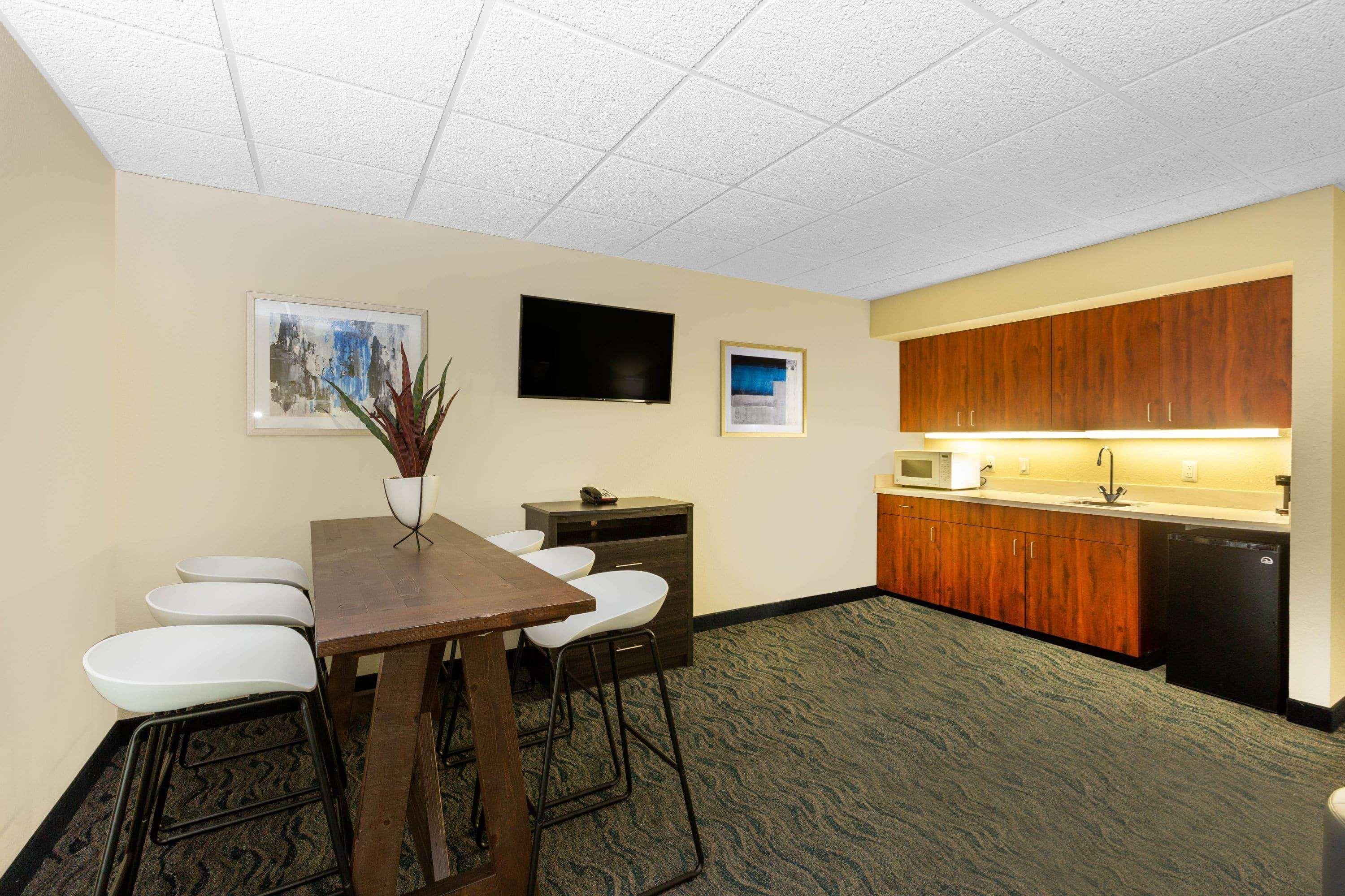 Baymont By Wyndham Des Moines Airport Hotel Exterior foto