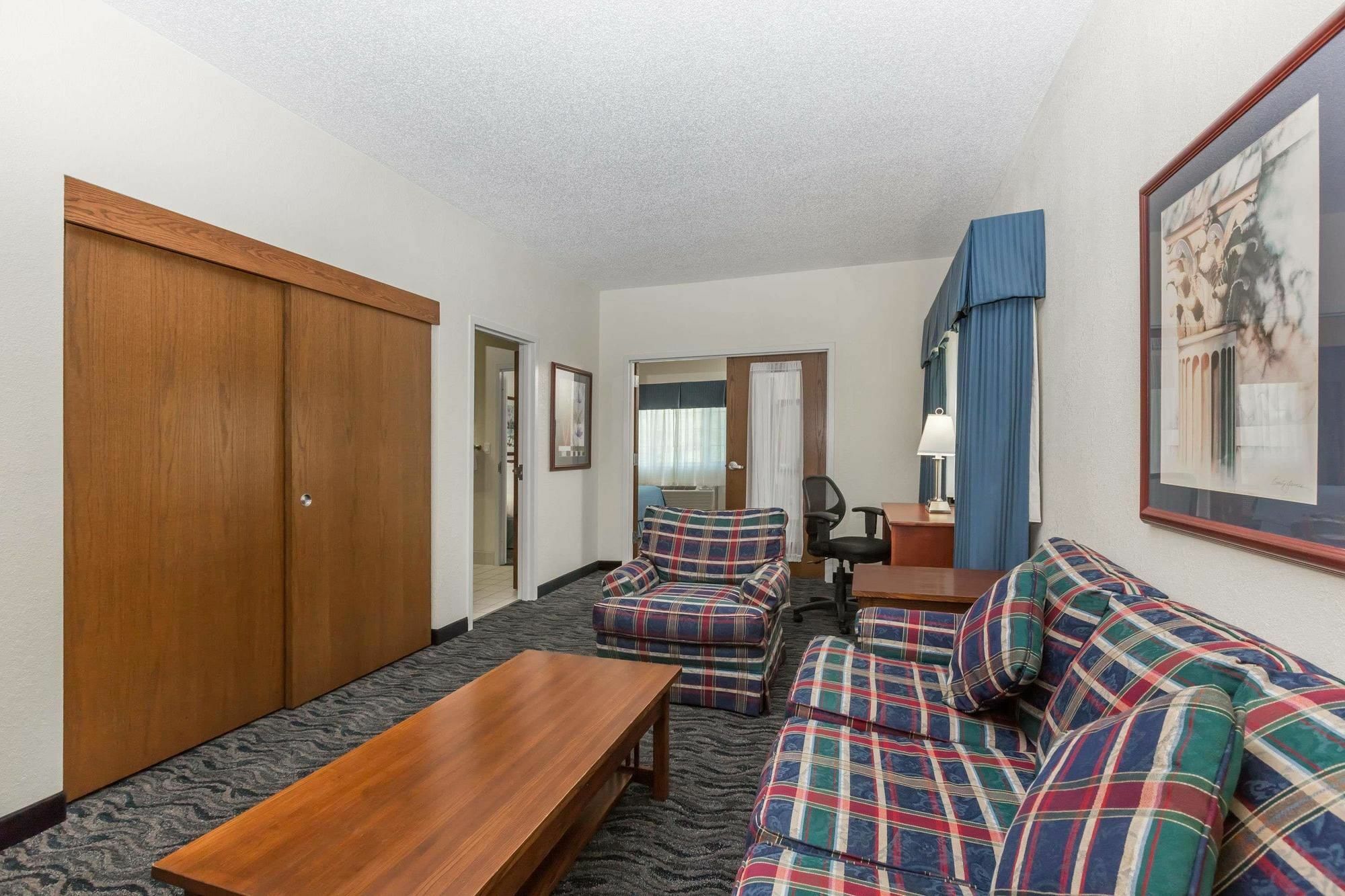 Baymont By Wyndham Des Moines Airport Hotel Exterior foto
